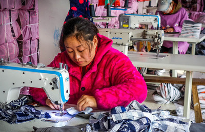 老楊返鄉辦起了服裝廠,留守婦女家門口就業忙
