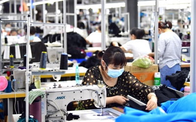 咸寧日報 伊耐爾服飾 校企合作訂單俏