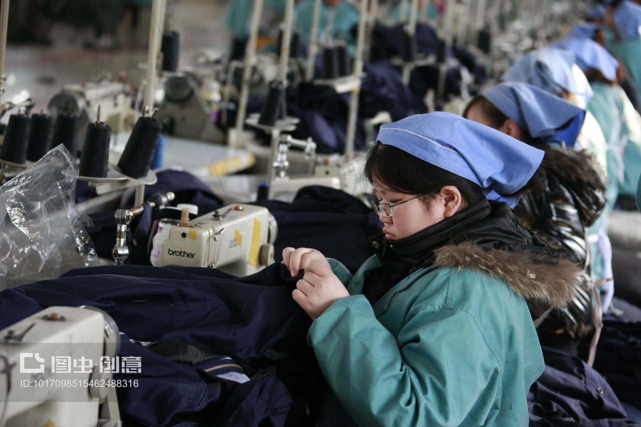 創意圖片:安徽省淮北市秋艷服裝廠的女職工在加工出口到歐美地區的服裝產品。